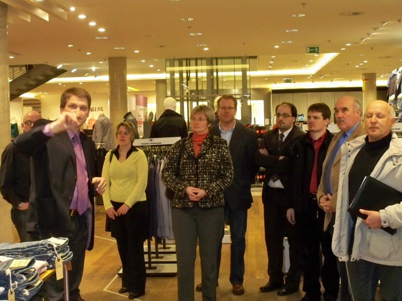 Die CDU Mitglieder erhalten von Hans-Heinrich Heinze einen Überblick über die Erweiterung des Modehauses