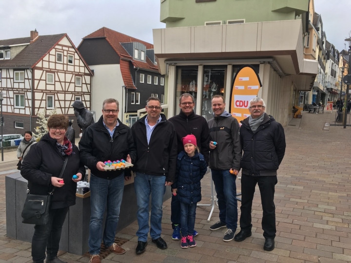 Mitglieder der CDU Frankenberg bei der Verteilung von Ostereiern am Iller &amp; Mones-Platz