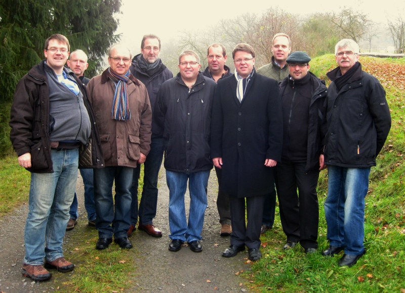 Die Teilnehmer des Ortsbegangs gemeinsam mit Bürgermeisterkandidat Bernd Bluttner (4. von rechts)