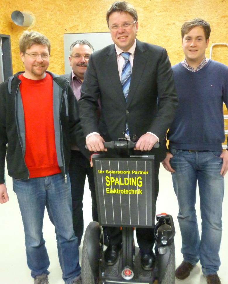 Auf dem Segway bei Elektro-Spalding: CDU-Bürgermeisterkandidat Bernd Bluttner mit Elektromeister Ralf Spalding sowie den Viermündener Stadtverordneten Martin Fallenbüchel und Nico Pohl.