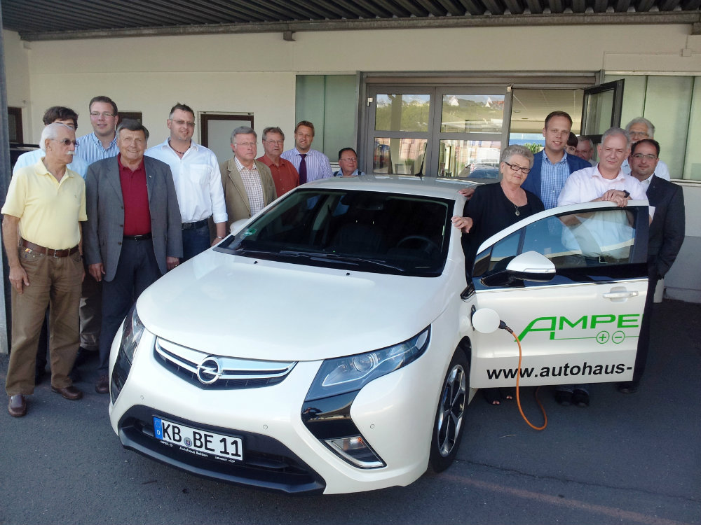 Mitglieder der Frankenberger CDU zu Besuch im Opel-Autohaus „Frankenberg“. Vorne rechts im Bild: Geschäftsführer Holger Behlen.