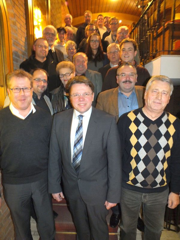 Bernd Bluttner gemeinsam mit Teilnehmern der Mitgliederversammlung