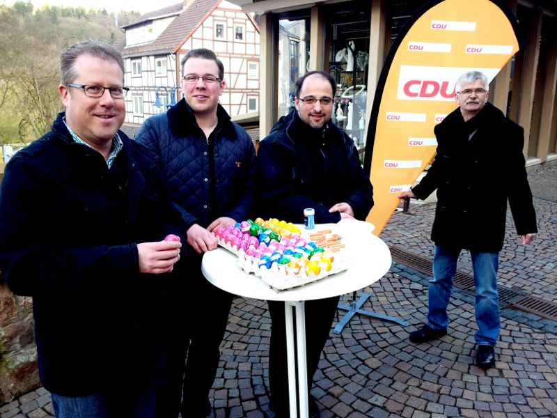 Rainer Hesse, Tim Winkelmann, Pierre Brandenstein und Manfred Hacker von der CDU Frankenberg wünschen den Passanten frohe Ostern mit einem Osterei als Präsent