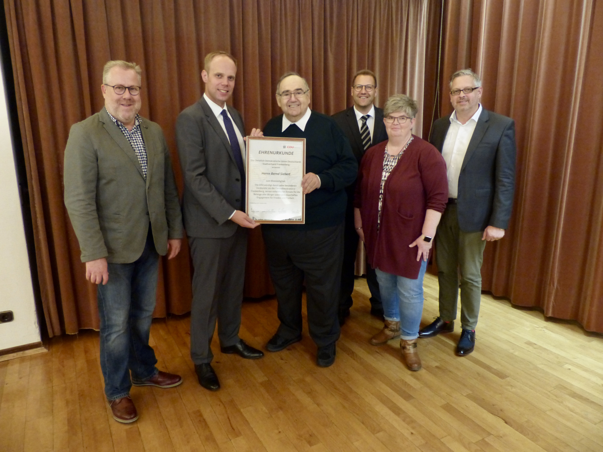 Bernd Siebert mit (v.l.n.r.) Rainer Hesse (stellv. Kreisvorsitzender CDU Waldeck-Frankenberg), Vorsitzender Thomas Müller und den Vorstandsmitgliedern Thomas Rampe, Katja Holzapfel-Weller und Dirk Breßler