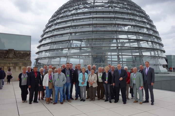 Die Besuchergruppe der CDU Frankenberg mit dem Bundestagsabgeordneten Bernd Siebert auf der Dachterasse des Reichstagsgebäudes.