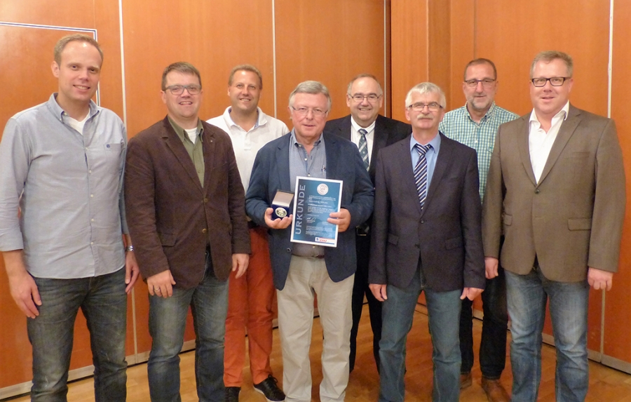 Der geehrte Heinz-Ludwig Pohlmann (Mitte) mit (v.l.n.r.) CDU-Vorsitzenden Thomas Müller, Fraktionsvorsitzenden Björn Jäger, Erster Stadtrat Thomas Rampe, Bernd Siebert MdB, stellv. Vorsitzender Manfred Hacker, Stadtrat Hans-Jürgen Wilhelm, Stadtverordnetenvorsteher Rainer Hesse