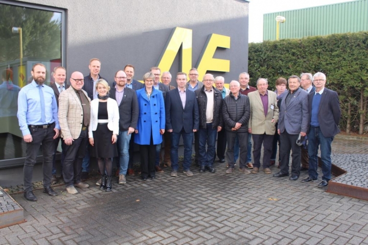 Die Besuchergruppe der CDU Frankenberg mit Wilfried Neuschäfer, Filomena Rios und Mitarbeitern des Unternehmens.